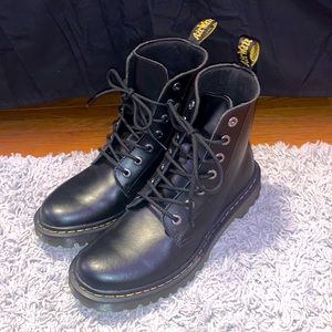 1460 Women’s Smooth Leather Lace Up Boots